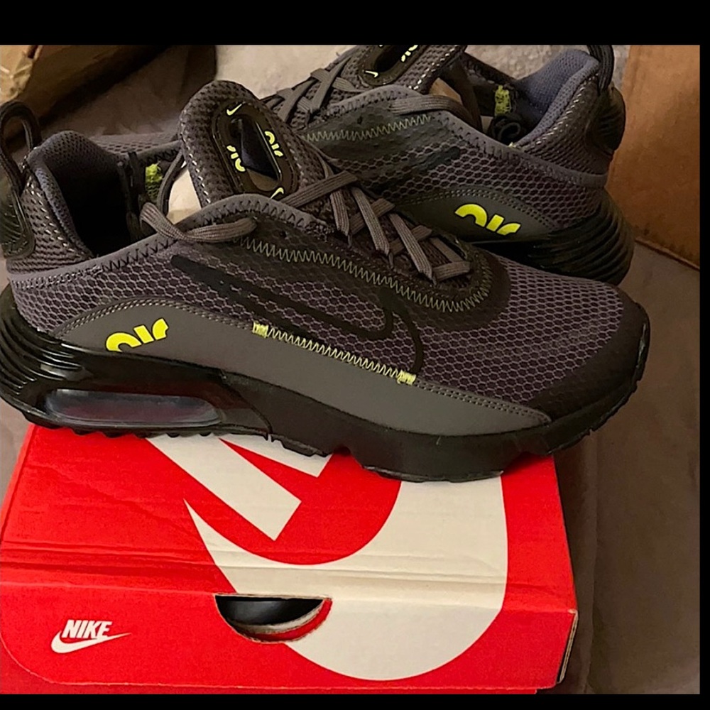 Nike air max 2090 gs size 6